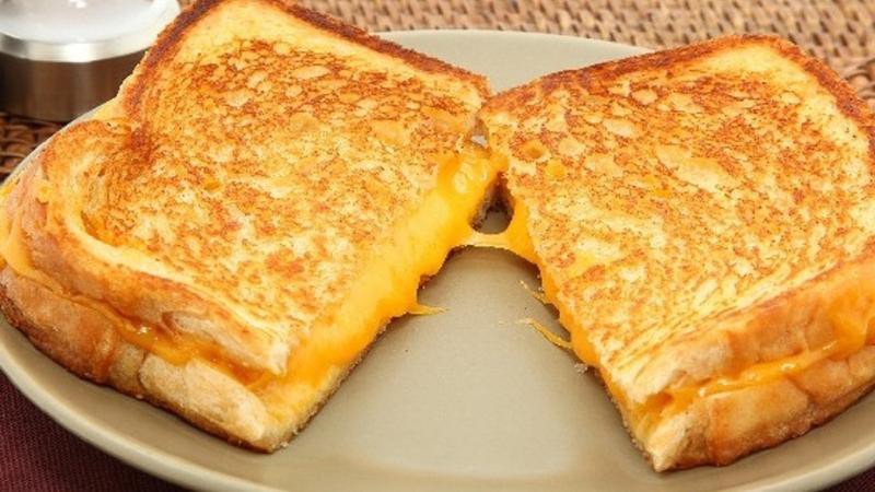 Trứng phô mai và bánh mì nướng