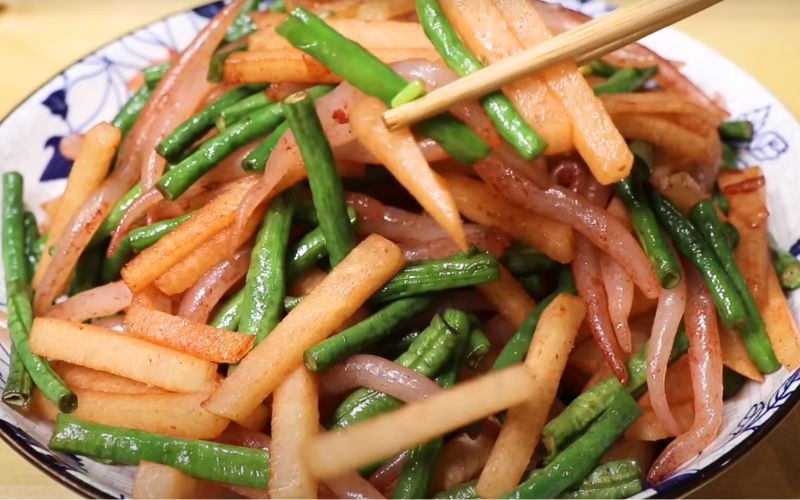 Món dìn chấy xào chao đỏ trở nên dậy vị hơn khi được ăn cùng cơm trắng