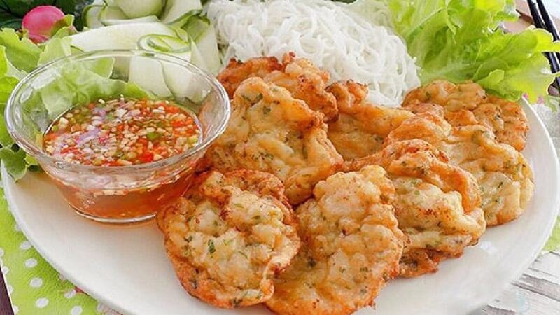 Trang trí mực chiên đậu hũ ra dĩa theo ý thích