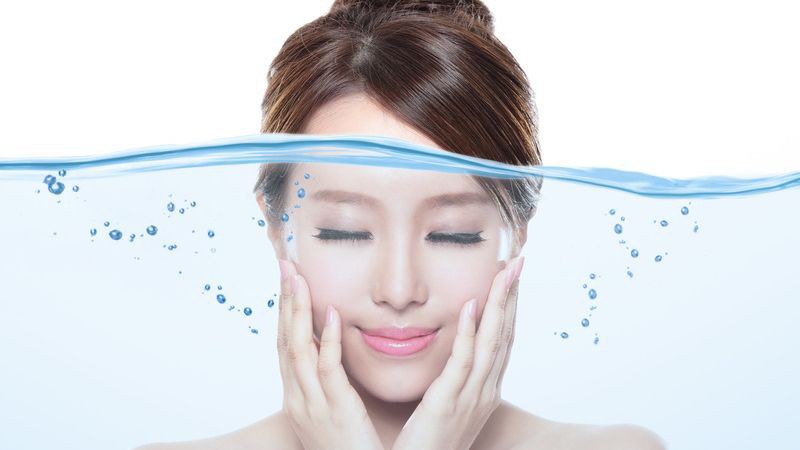 Đảm bảo dưỡng ẩm đầy đủ trước khi thoa kem chống nắng